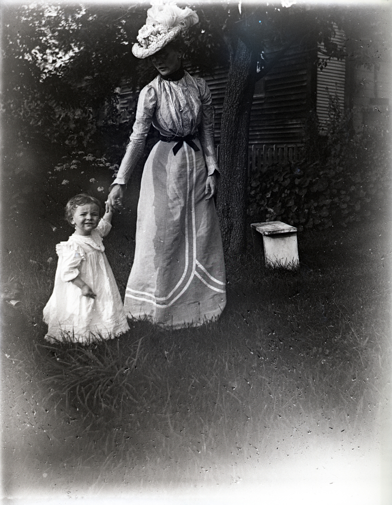 CL-WM-Sabin13-People 12 woman with small child, location unknown.jpg